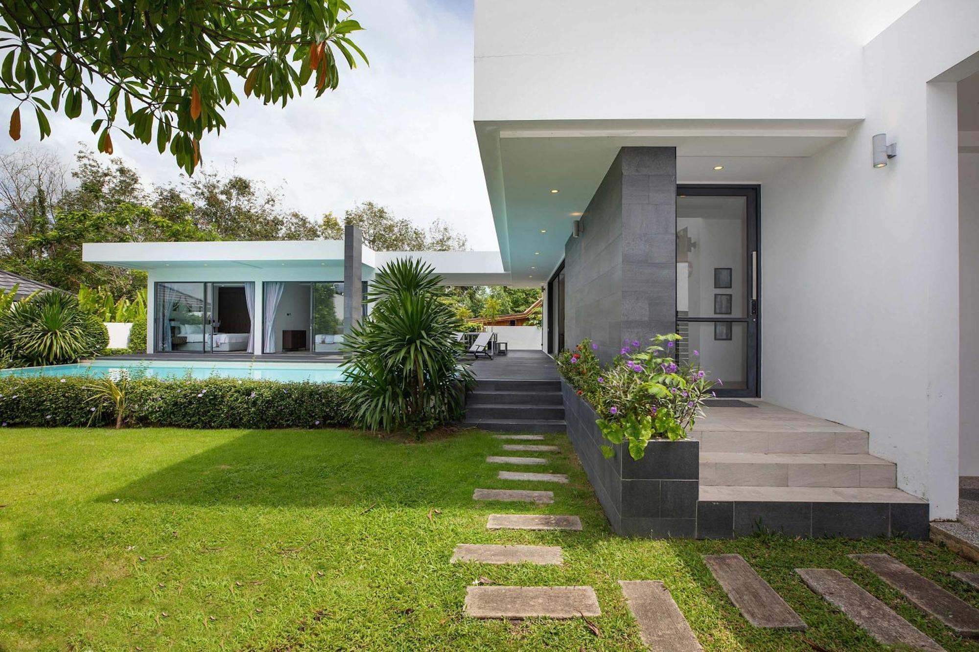 Ultra-modern Tropical Pool